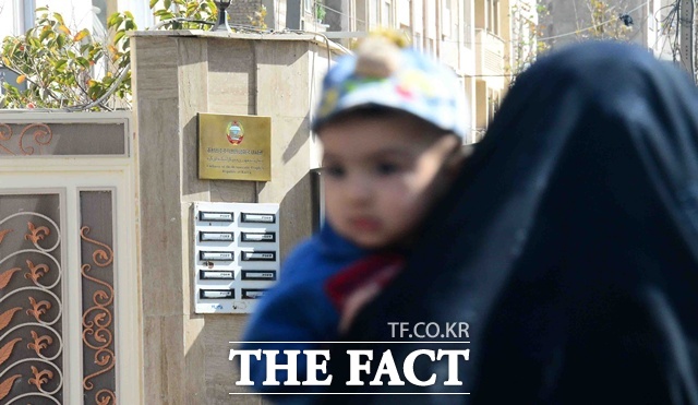 이란 현지에선 북한의 우회 협력을 뒷받침하는 정황이 포착되고 있는 것으로 전해진다. 사진은 2016년 10월 찍힌 이란 주재 북한대사관 앞으로 이란 국민이 지난가는 모습. /뉴시스, AP