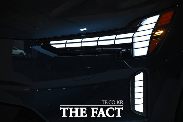 EX90 울트라의 헤드라이트.