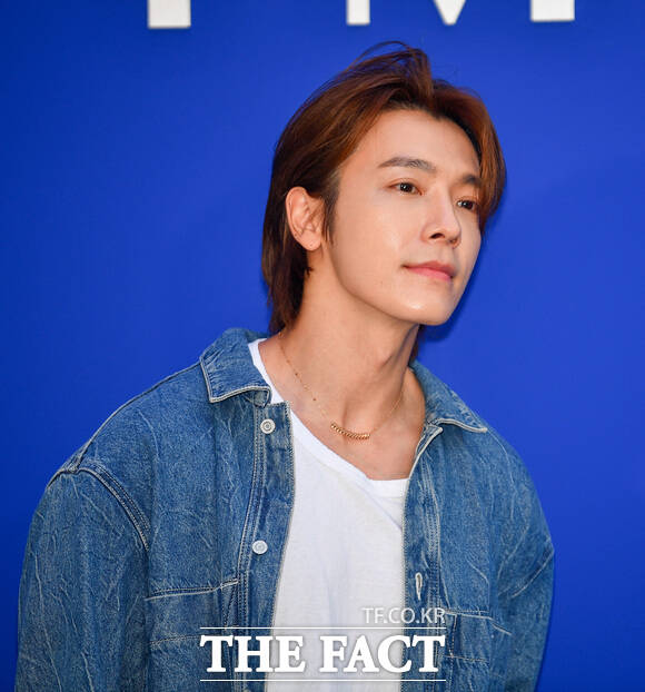 가수 동해가 솔로 첫 정규앨범 'ALIVE'를 발표한다. 사진은 동해가 2023년 7월 6일 서울 서초구 서울웨이브아트센터에서 열린 'TIME 23FW 패션쇼' 포토콜 행사에 참석해 포즈를 취하고 있는 모습이다. /더팩트DB