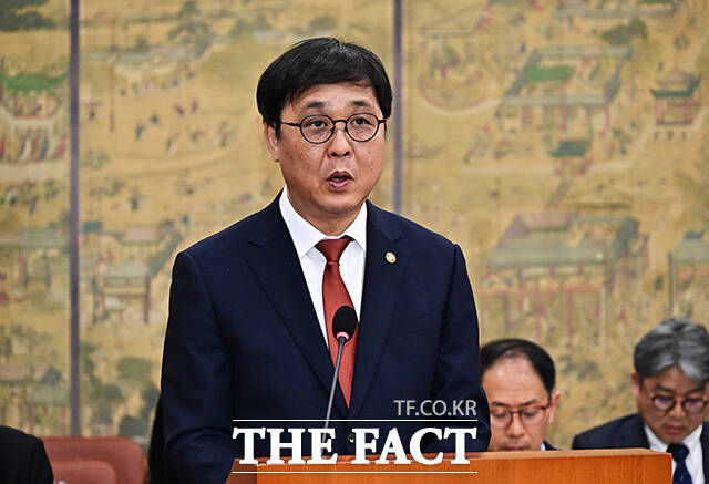 김교흥 문체위원장이 1일 오후 서울 여의도 국회에서 열린 문화체육관광위원회 전체회의에 참석해 안건을 상정하고 있다.