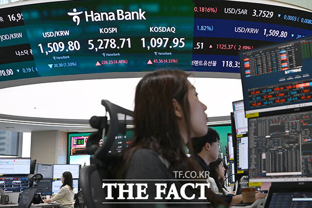 미국과 이란의 전쟁 종전에 대한 기대감이 커진 1일 오전 서울 중구 하나은행 딜링룸에 지수가 표시되고 있다. /서예원 기자