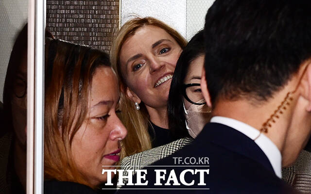 세라 로저스 미 국무부 공공외교 담당 차관이 개정 정보통신망법 논의차 1일 오전 서울 종로구 외교부 청사를 방문하고 있다. /임영무 기자