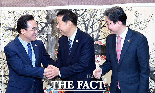 구윤철 부총리 겸 재정경제부 장관(가운데)이 1일 오전 서울 종로구 정부서울청사에서 열린 거시재정금융간담회에 참석해 모두발언을 하고 있다. /임영무 기자