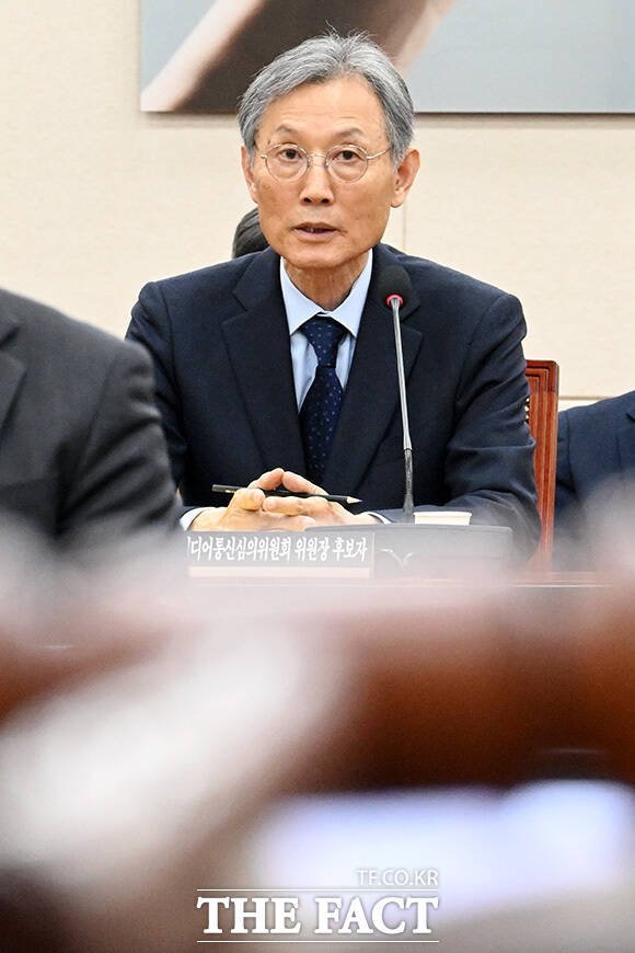 인사청문회에서 의원 질의에 답하는 고광헌 방송미디어통신심의위원회 위원장 후보자.