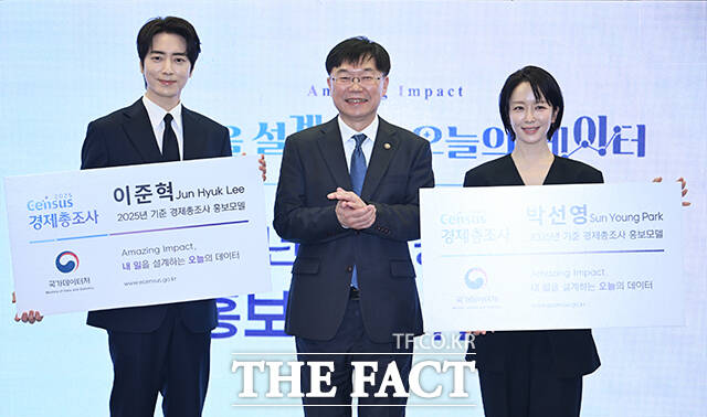 배우 이준혁(왼쪽)과 박선영 아나운서가 1일 오후 서울 중구 한국프레스센터에서 열린 '2025년 기준 경제총조사 홍보모델 위촉식'에 참석해 기념촬영을 하고 있다. /박헌우 기자