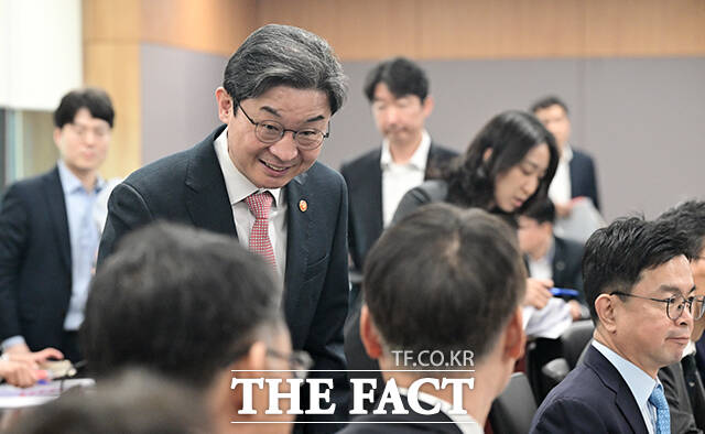 이억원 금융위원장이 1일 오전 서울 종로구 정부서울청사에서 열린 가계부채 점검회의에 참석해 모두발언을 하고 있다. /임영무 기자