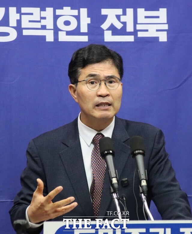 1일 전북도의회 기자회견장에서 더불어민주당 전북도지사 경선 후보인 이원택 국회의원(군산·김제·부안을)이 20조 원 메가펀드 공약을 발표하고 있다. /이원택 의원실