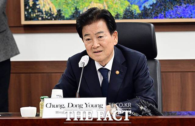 정동영 통일부 장관은 1일 오후 정부서울청사에서 유럽연합(EU) 의회 외교위원회 방한단을 만나 