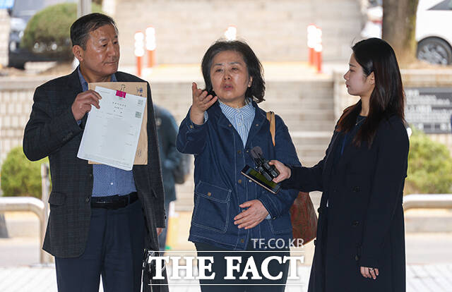 김영선 전 국회의원이 1일 서울 서초구 서울중앙지법에서 열린 오세훈 서울시장의 여론조사 대납 의혹 사건 1심 속행 공판에 증인으로 출석하며 취재진 질문에 답하고 있다. /박상민 기자