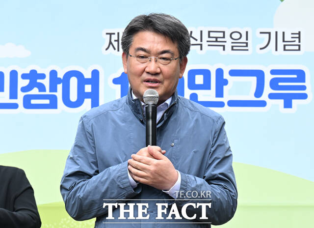 오승록 노원구청장(가운데)과 월계동 주민, 지역아동센터 아동 등 노원구 지역주민들이 식목일을 앞둔 1일 오후 서울 노원구 초안산숲속작은도서관 옆 부지에서 열린 '제81회 식목일 기념 100만 그루 나무심기' 행사에 참여해 산수유 묘목을 식재하고 있다. /이새롬 기자