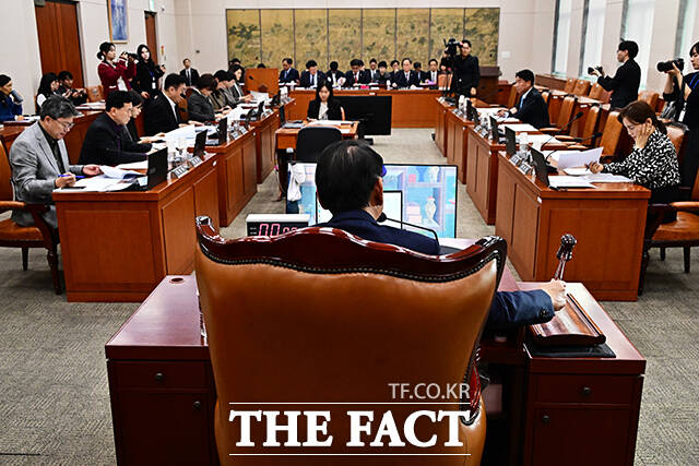 김교흥 문체위원장이 1일 오후 서울 여의도 국회에서 열린 문화체육관광위원회 전체회의에 참석해 안건을 상정하고 있다.