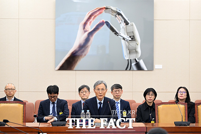 인사청문회에서 의원 질의에 답하는 고광헌 방송미디어통신심의위원회 위원장 후보자.