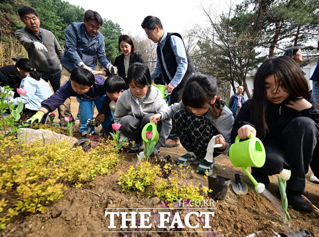 오승록 노원구청장(가운데)과 월계동 주민, 지역아동센터 아동 등 노원구 지역주민들이 식목일을 앞둔 1일 오후 서울 노원구 초안산숲속작은도서관 옆 부지에서 열린 '제81회 식목일 기념 100만 그루 나무심기' 행사에 참여해 산수유 묘목을 식재하고 있다. /이새롬 기자