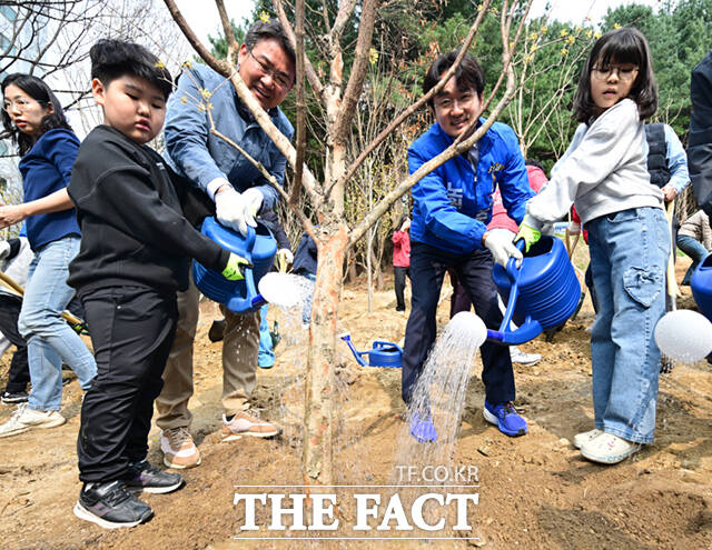 오승록 노원구청장(가운데)과 월계동 주민, 지역아동센터 아동 등 노원구 지역주민들이 식목일을 앞둔 1일 오후 서울 노원구 초안산숲속작은도서관 옆 부지에서 열린 '제81회 식목일 기념 100만 그루 나무심기' 행사에 참여해 산수유 묘목을 식재하고 있다. /이새롬 기자