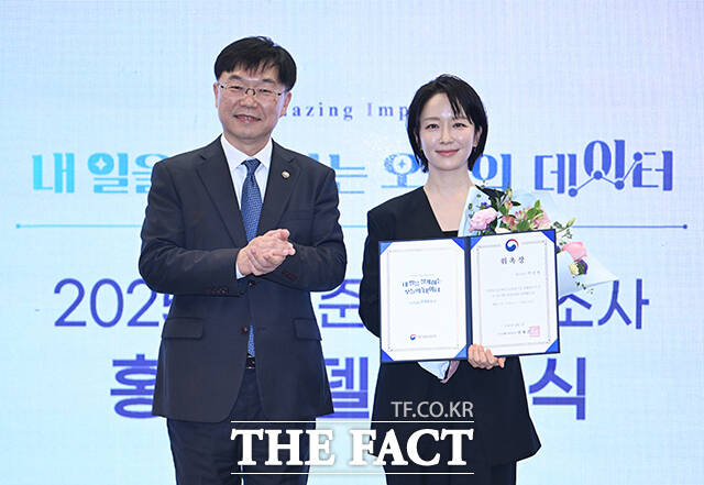 배우 이준혁(왼쪽)과 박선영 아나운서가 1일 오후 서울 중구 한국프레스센터에서 열린 '2025년 기준 경제총조사 홍보모델 위촉식'에 참석해 기념촬영을 하고 있다. /박헌우 기자