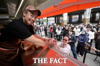  '만우절' 거짓말 같은 대기줄…버거킹, 유용욱 셰프와 '게릴라 와퍼트럭' [TF사진관]