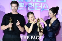  오스카와 함께 포즈취하는 '케데헌'의 주역들 [포토]