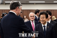  EU의회 외교위원장과 인사 나누는 정동영 통일부 장관 [포토]