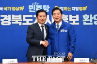  '7전 8기' 오중기 경북도지사 후보 환영하는 정청래 [TF사진관]