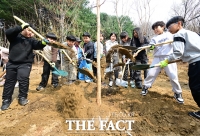  나무 심는 '미래의 꿈나무들' [포토]