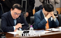  가계부채 점검회의서 이억원 위원장 발언듣는 조용병 회장과 이병래 회장 [포토]