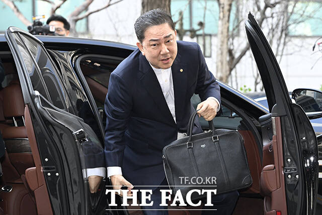 하차하고 있는 김 의원.