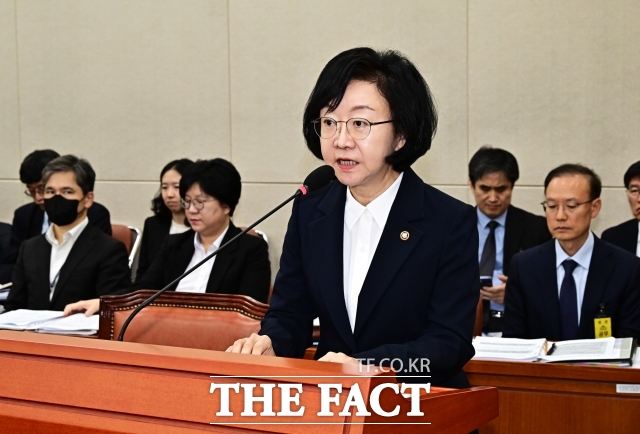 오유경 식품의약품안전처장이 2025년 11월 10일 오전 서울 여의도 국회에서 열린 보건복지위원회 전체회의에 참석해 2026년도 예산안 관련 제안설명을 하고 있다. /국회=배정한 기자