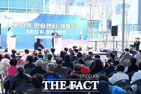 경기 구리시가 2일 구리역 인근 환승센터 개통식을 개최한 가운데 백경현 경기 구리시장이 참석자들을 상대로 인사말을 하고 있다. /구리시