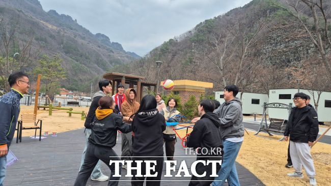 1일 재개장한 청량산 수원 캠핑장에서 캠핑을 즐기는 경기도지체장애인협회 수원시지회 회원들. /수원시