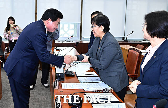 소병훈 복지위원장(왼쪽)이 2일 오전 서울 여의도 국회에서 열린 보건복지위원회 전체회의에 참석해 정은경 보건복지부 장관과 인사를 하고 있다. /국회=배정한 기자