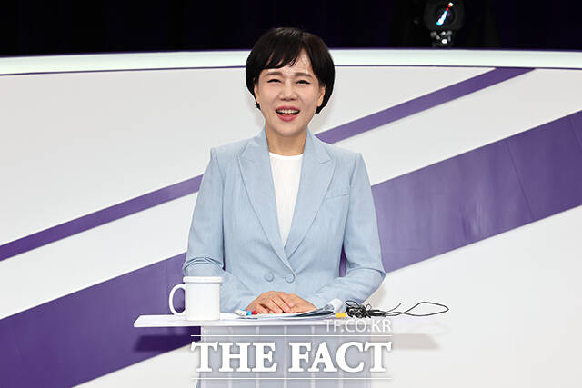 전현희 더불어민주당 서울시장 예비후보는 2일 '혼자여도, 결코 혼자가 아닌 서울'을 만들기 위한 6대 가구 공약을 발표했다. 사진은 전 후보가 지난달 31일 서울 마포구 상암동 MBC 신사옥에서 열린 더불어민주당 서울시장 후보자 본경선 합동토론회에서 토론 준비를 하고 있는 모습. /국회사진기자단