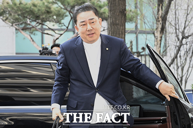 하차하고 있는 김 의원.