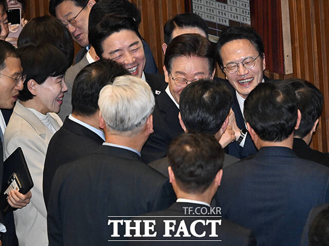 이재명 대통령과 사진촬영 하기 위해 대기하는 전현희·박주민 서울시장 예비후보.