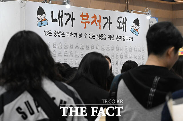 2026 서울국제불교박람회 & 제14회 붓다아트페어가 2일 오전 서울 강남구 코엑스에서 개막한 가운데 관람객들이 불교 관련 상품을 살펴보고 있다. /김성렬 기자