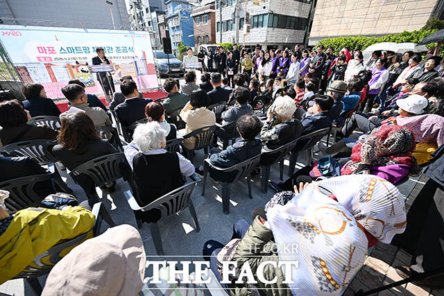 박강수 마포구청장(가운데)를 비롯한 내빈들이 '마포 스마트팜 체험관' 준공식에서 커팅식을 하고 있다.