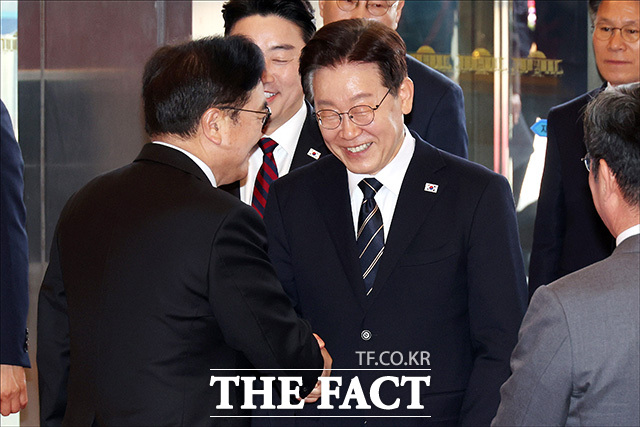 추경안 시정연설 위해 국회 방문한 이재명 대통령(가운데). /국회사진기자단