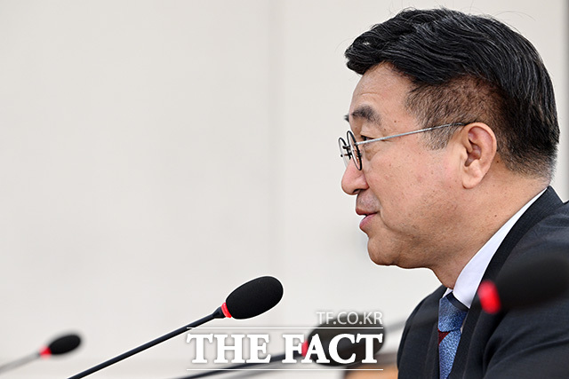 추경 관련 의원 질의 듣는 윤호중 장관.