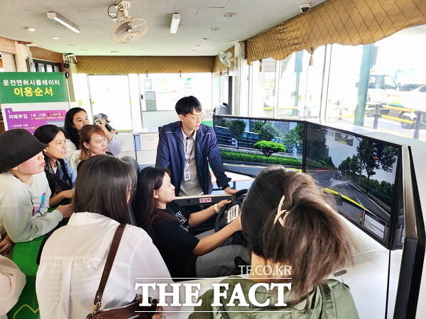 대전시외국인주민통합지원센터가 2일부터 대전시에 거주하는 외국인 주민들을 대상으로 무료 운전면허 교육을 한다. 사진은 교육 모습 /대전시사회서비스원