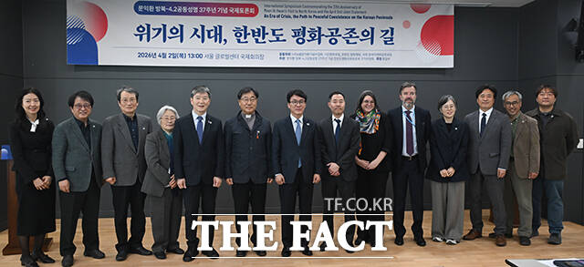 김민석 국무총리가 박승렬 한반도평화행동 명예대표와 악수하고 있다.