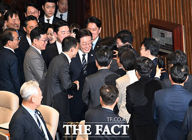 이재명 대통령이 2일 오후 서울 여의도 국회에서 중동 전쟁 대응 등을 위한 추가경정예산안에 대한 시정연설을 마친 뒤 본회의장을 나서고 있다. /국회=배정한 기자