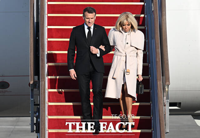 에마뉘엘 마크롱 프랑스 대통령 부부가 2일 오후 경기 성남시 서울공항에 도착해 권오을 국가보훈부 장관의 영접을 받고 있다. /서울공항=이새롬 기자