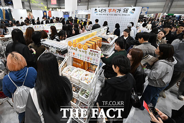 2026 서울국제불교박람회 & 제14회 붓다아트페어가 2일 오전 서울 강남구 코엑스에서 개막한 가운데 관람객들이 불교 관련 상품을 살펴보고 있다. /김성렬 기자