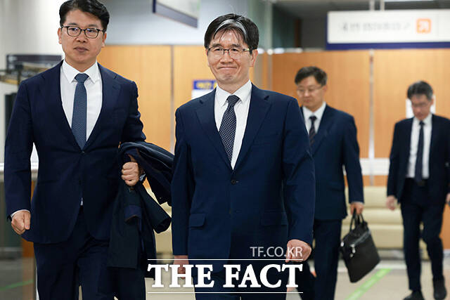 고위공직자범죄수사처(공수처) 검사들의 비위 의혹 수사를 고의로 지연시킨 혐의를 받는 오동운 공수처장이 2일 오전 서울 서초구 서울중앙지법에서 열린 1심 공판에 출석하고 있다. /남윤호 기자