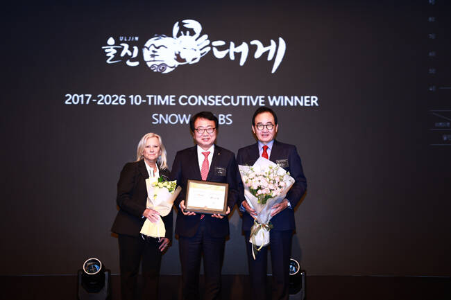 울진군이 2일 열린 '2026 뉴욕페스티벌 대한민국-국가브랜드 대상' 시상식에서 울진대게가 농수축산물브랜드 대게 부문 10년 연속 1위를 차지했다. 관계자들이 기념촬영하고 있다. /울진군