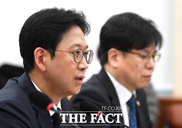 배경훈 부총리 겸 과학기술정보통신부 장관이 2일 오후 서울 여의도 국회에서 열린 과학기술정보방송통신위원회 전체회의에 출석해 2026년도 제1회 추가경정예산안 관련 의원 질의에 답변을 하고 있다. /국회=박상민 기자