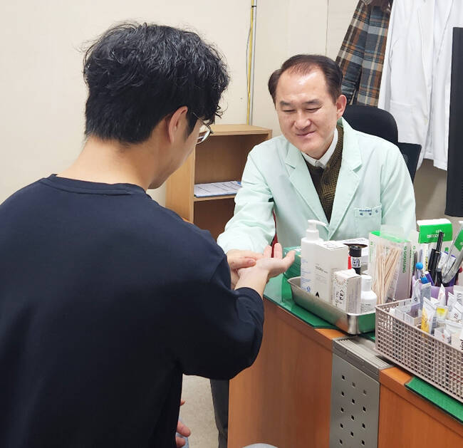 울릉군 보건의료원이 1일부터 내과 과 전문의가 배치돼 진료를 시작했다. /울릉군