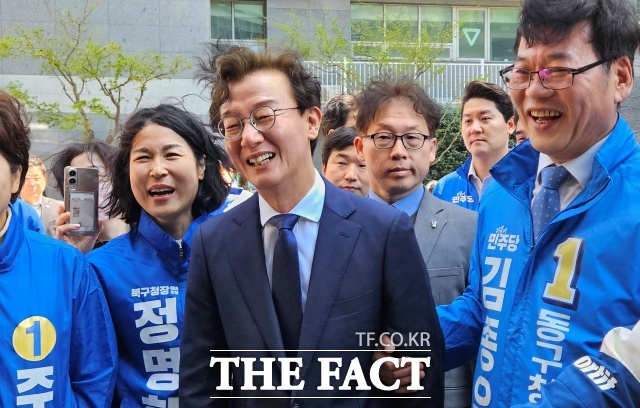 부산시장 출마를 선언한 전 의원이 2일 부산 수정전통시장을 찾아 상인들과 인사를 나누고 있다. /서다빈 기자