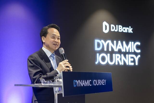 진옥동 신한금융그룹 회장이 2일 서울 중구 더존을지타워에서 제주은행과 더존비즈온의 'DJ뱅크' 발표 행사에 참석해 임베디드 금융과 관련한 전략을 설명하고 있다. /신한금융그룹