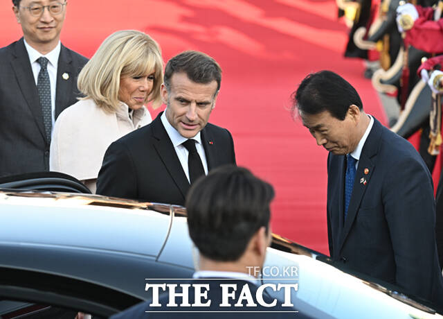 에마뉘엘 마크롱 프랑스 대통령 부부가 2일 오후 경기 성남시 서울공항에 도착해 권오을 국가보훈부 장관의 영접을 받고 있다. /서울공항=이새롬 기자