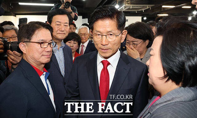 김문수 전 고용노동부 장관이 국민의힘 대선 후보였던 지난해 6월 4일 오전 서울 여의도 국민의힘 중앙당사에서 제21대 대통령선거 결과에 대한 승복 입장을 밝힌 뒤 당사를 나서고 있다. /박헌우 기자